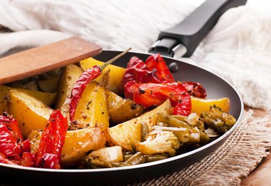 et ve mantarlı bir tencerede ev tarzı patates