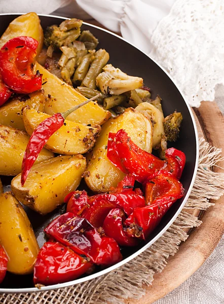 Potato with meat and mushrooms in a pot home-style — Stock Photo, Image