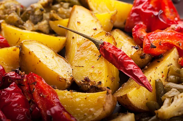 Patata con carne y champiñones en una olla de estilo casero — Foto de Stock