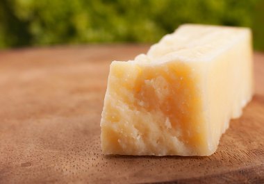 sert ahşap oyun tahtası üzerinde arka plan marul lolo rosso, parmesan peyniri