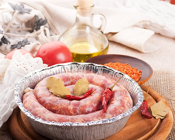 Домашняя колбаса в фольге для выпечки, перца и лаврового листа — стоковое фото