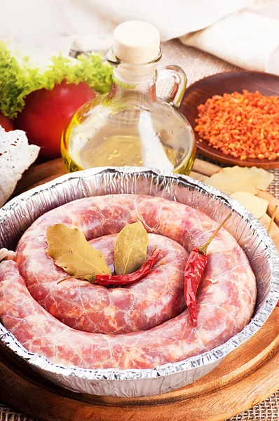Домашняя колбаса в фольге для выпечки, перца и лаврового листа — стоковое фото
