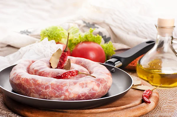 Hauswurst in der Pfanne, Pfeffer und Lorbeerblatt — Stockfoto