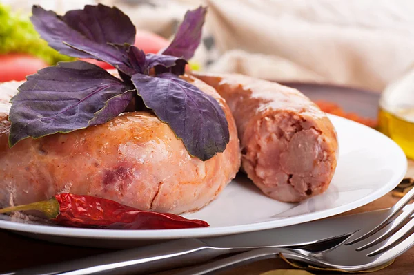 Salchichas caseras en una sartén, pimienta y laurel — Foto de Stock