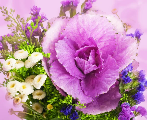 Διακοσμητικά λάχανο άνοιξη είναι σε μια ανθοδέσμη, floral φόντο — Φωτογραφία Αρχείου
