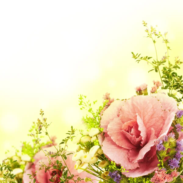 Uma primavera repolho decorativo está em um buquê, fundo floral — Fotografia de Stock