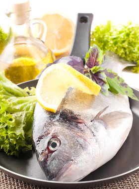 dorado taze balık üzerine limon ve zeytin yağı ile kızartma tavası