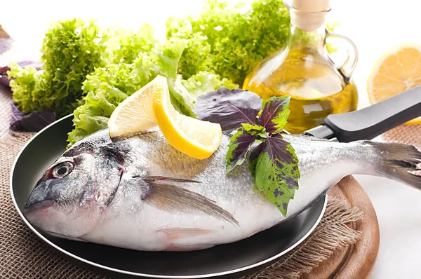 dorado taze balık üzerine limon ve zeytin yağı ile kızartma tavası