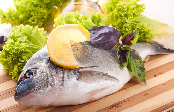 Świeże ryby dorado na patelni z olejem z oliwek i cytryna — Zdjęcie stockowe