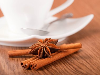 çubuk tarçın ve kahve taneleri Anisik bir yıldız