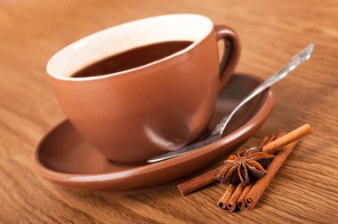 çubuk tarçın ve kahve taneleri Anisik bir yıldız