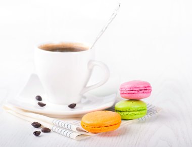 çok renkli kek ve kahve beyaz peçete üzerinde