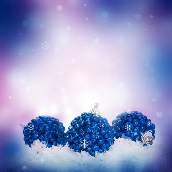 Cartão de Ano Novo com bolas azuis e um streamer — Fotografia de Stock