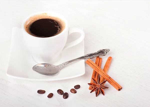 Pinnar av kanel och en anisic stjärna på kaffe korn — Stockfoto