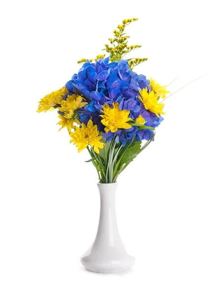 Strauß aus blauen Hortensien und gelben Astern, ein Blumenhintergrund — Stockfoto