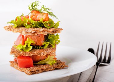 Gelen bir limon ve rezene kızarmış somon salata