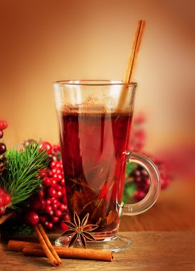 şarap mulled şarap ve tarçın, çilek Noel dalı