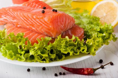 alabalığı Ham salata biber ve zeytinyağı ile