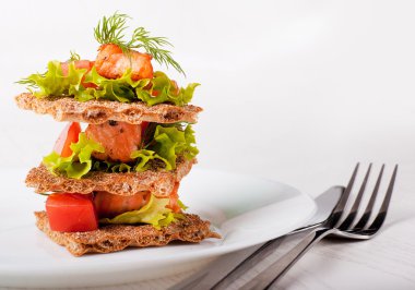 Gelen bir limon ve rezene kızarmış somon salata