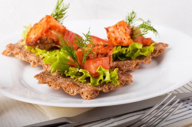 Gelen bir limon ve rezene kızarmış somon salata