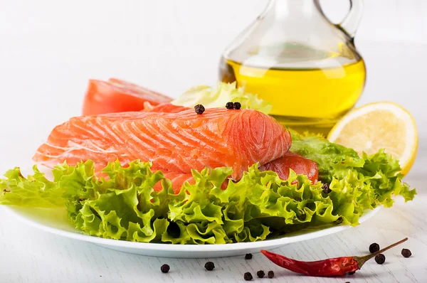 Truta crua com salada pimenta e azeite — Fotografia de Stock