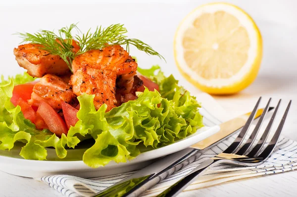 Салат из жареного лосося с лимоном и фенхелем — стоковое фото