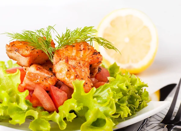 Салат из жареного лосося с лимоном и фенхелем — стоковое фото