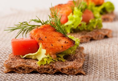 Gelen bir limon ve rezene kızarmış somon salata