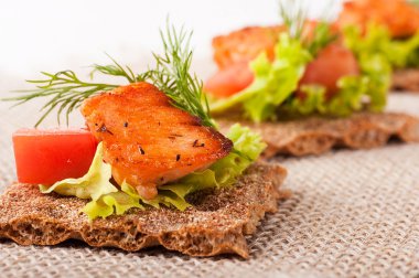 Gelen bir limon ve rezene kızarmış somon salata