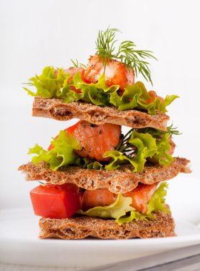 Gelen bir limon ve rezene kızarmış somon salata