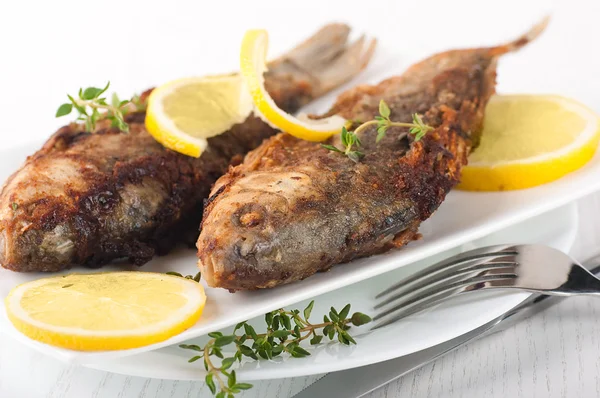 Raw European carp with a thyme and lemon, living fish — Stock Photo, Image