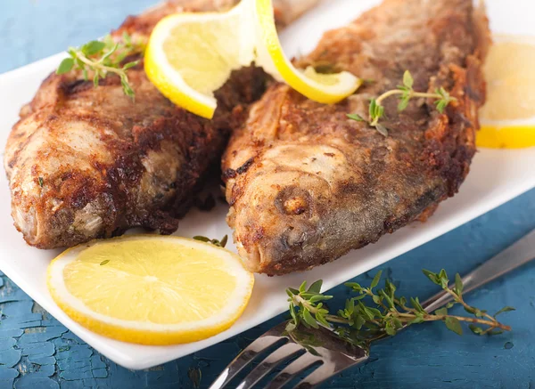 Rå europeisk karp med timjan och citron, levande fisk — Stockfoto