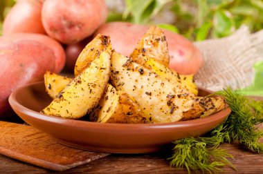 Baharat ile bir fırın fırında patates