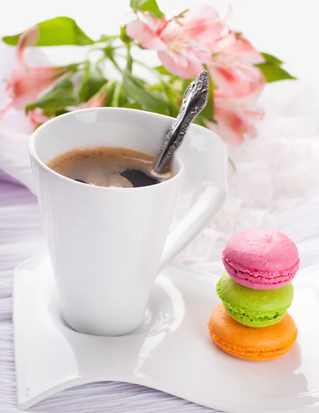 Cup of coffee and sweet bisquits — Stock Photo, Image
