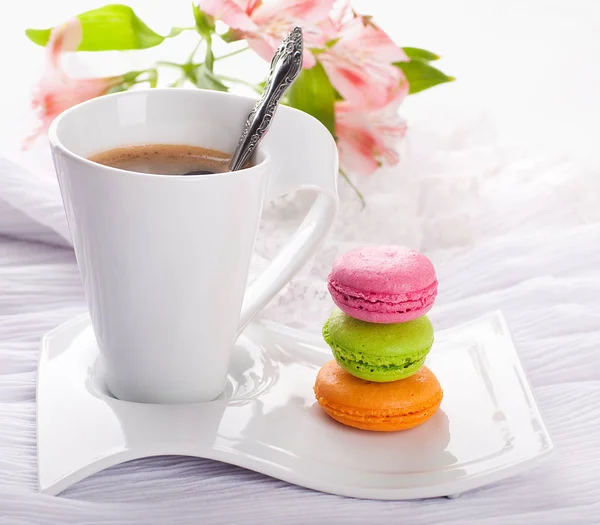 Cup of coffee and sweet bisquits — Stock Photo, Image