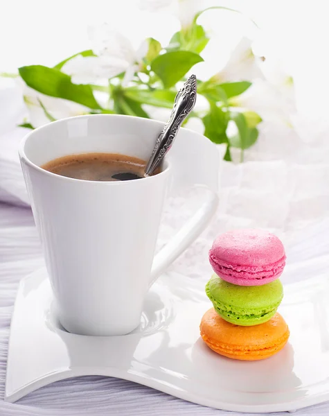 Fincan kahve ve tatlı bisquits — Stok fotoğraf