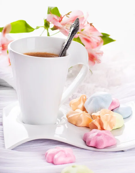 Fincan kahve ve tatlı bisquits — Stok fotoğraf