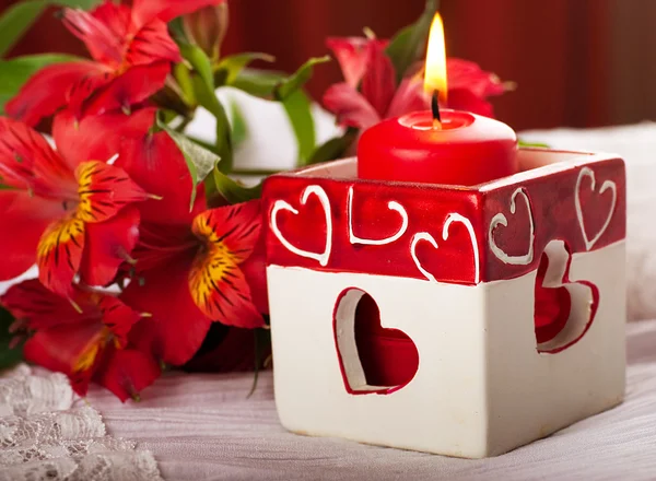 Rött ljus med hjärtat och blomma, en alla hjärtans dag-kort — Stockfoto