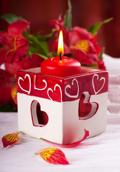 Rött ljus med hjärtat och blomma, en alla hjärtans dag-kort — Stockfoto