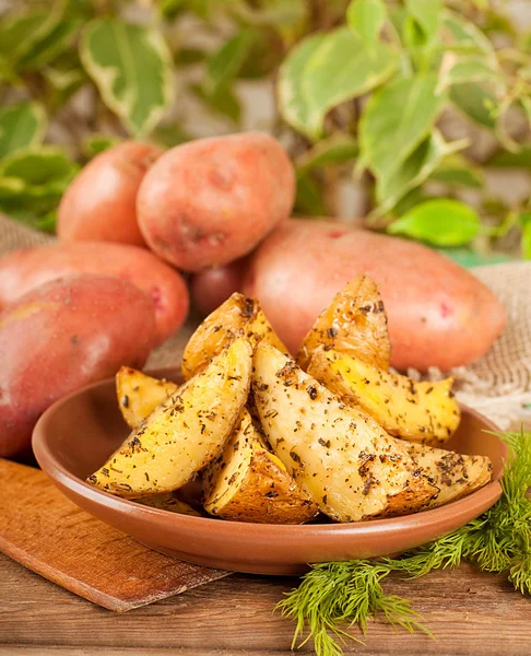 Aardappelen gebakken in een oven met kruiden — Stockfoto