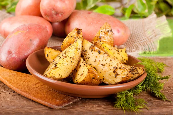 Aardappelen gebakken in een oven met kruiden — Stockfoto