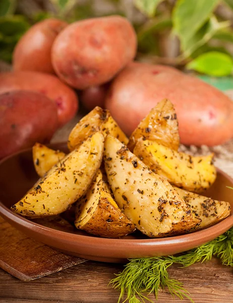 Las patatas cocidas en el horno con las especias — Foto de Stock