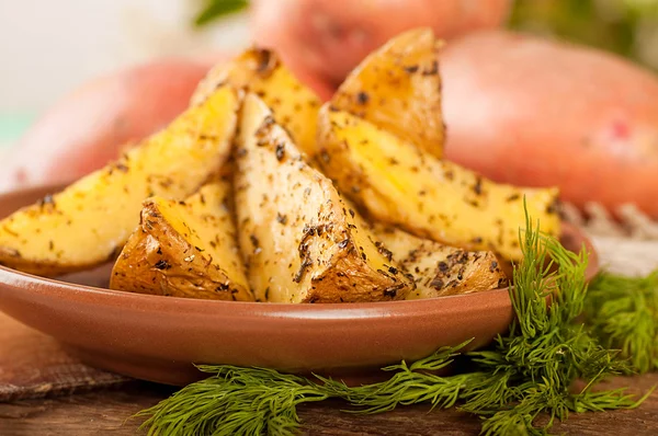 Ruwe en gebakken aardappelen — Stockfoto