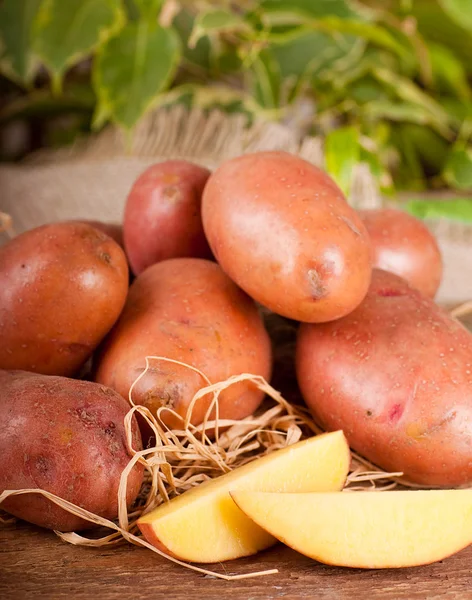 Patatas crudas y fritas — Foto de Stock