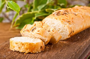 taze ekmek ve tereyağı bir ahşap tahta üzerinde