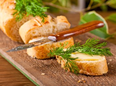 taze ekmek ve tereyağı bir ahşap tahta üzerinde