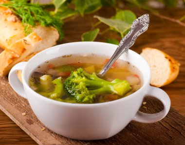 sebze brokoli çorbası ve havuç, rezene ile ekmek