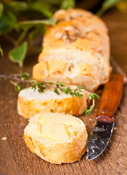 Friss kenyérrel és vajjal-egy fából készült hajón — Stock Fotó