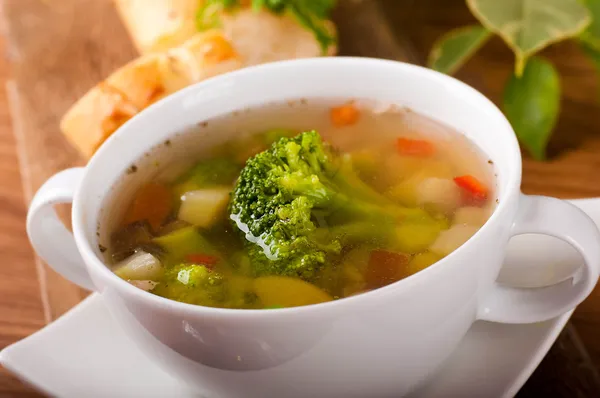 Sopa de brócolis vegetal e cenouras, pão com erva-doce — Fotografia de Stock