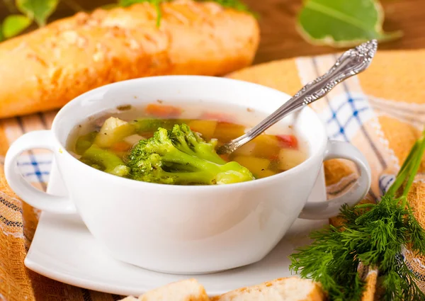 蔬菜西兰花汤和胡萝卜，面包与小茴香 — 图库照片